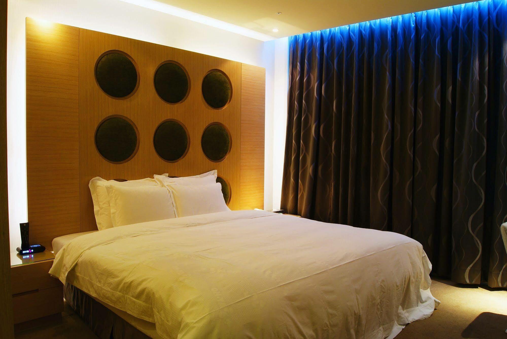 ออล-ยูอาร์ บูทิก โฮเต็ล ไท่จุง Motel ไถจง ภายนอก รูปภาพ