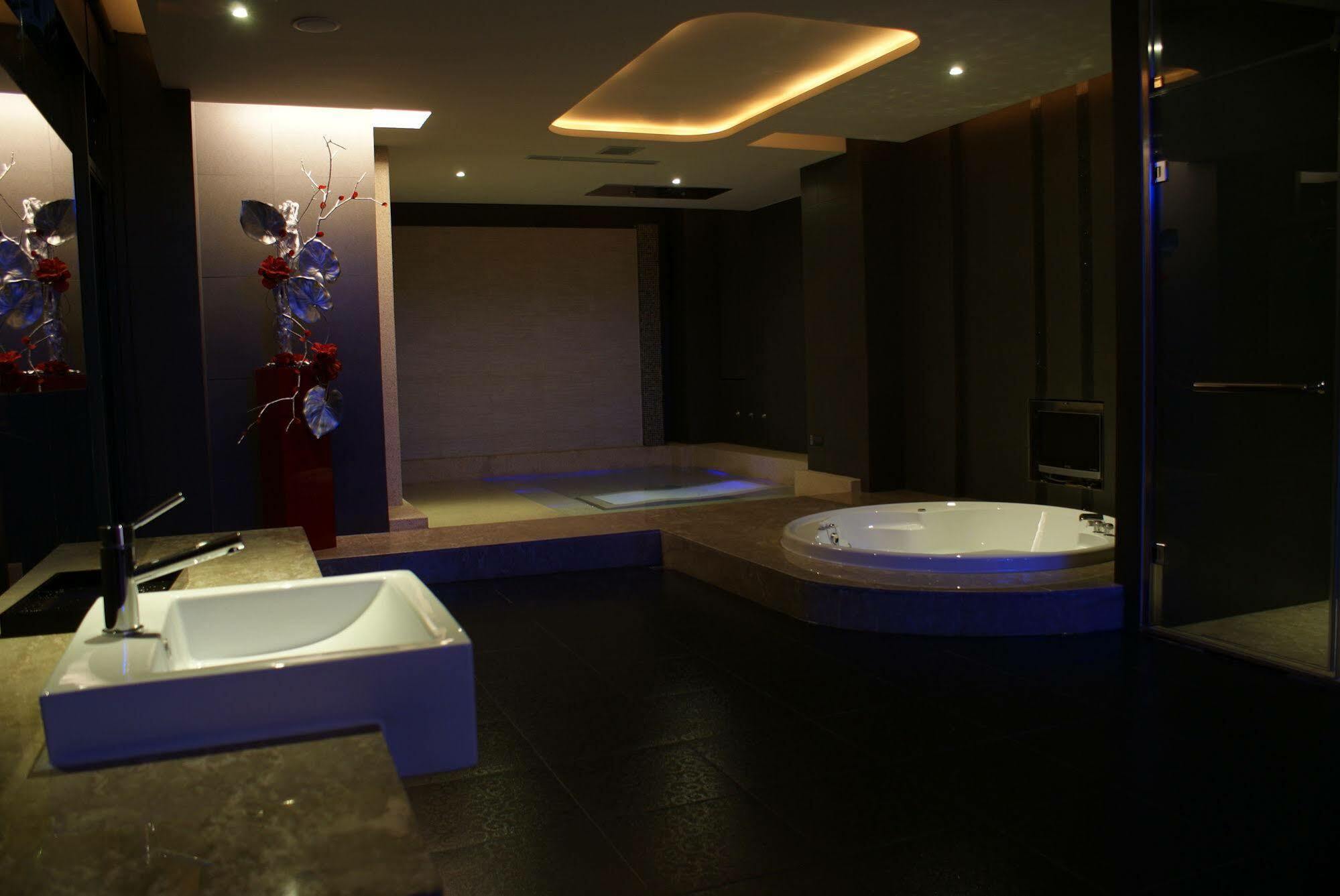 ออล-ยูอาร์ บูทิก โฮเต็ล ไท่จุง Motel ไถจง ภายนอก รูปภาพ